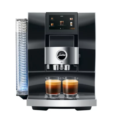Une machine à expresso JURA Z10 Diamond Black (SA) élégante et moderne, noire et argentée, avec un affichage numérique affichant différentes options de café. Deux verres transparents sont placés sous les doubles becs, chacun rempli d'espresso garni de crème. La machine dispose d’un réservoir d’eau latéral au design texturé.