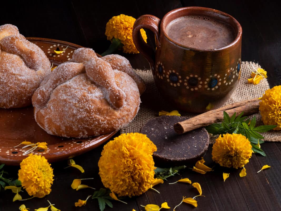 mexikanischer Kaffee mit mexikanischen Traditionen pan de muerto