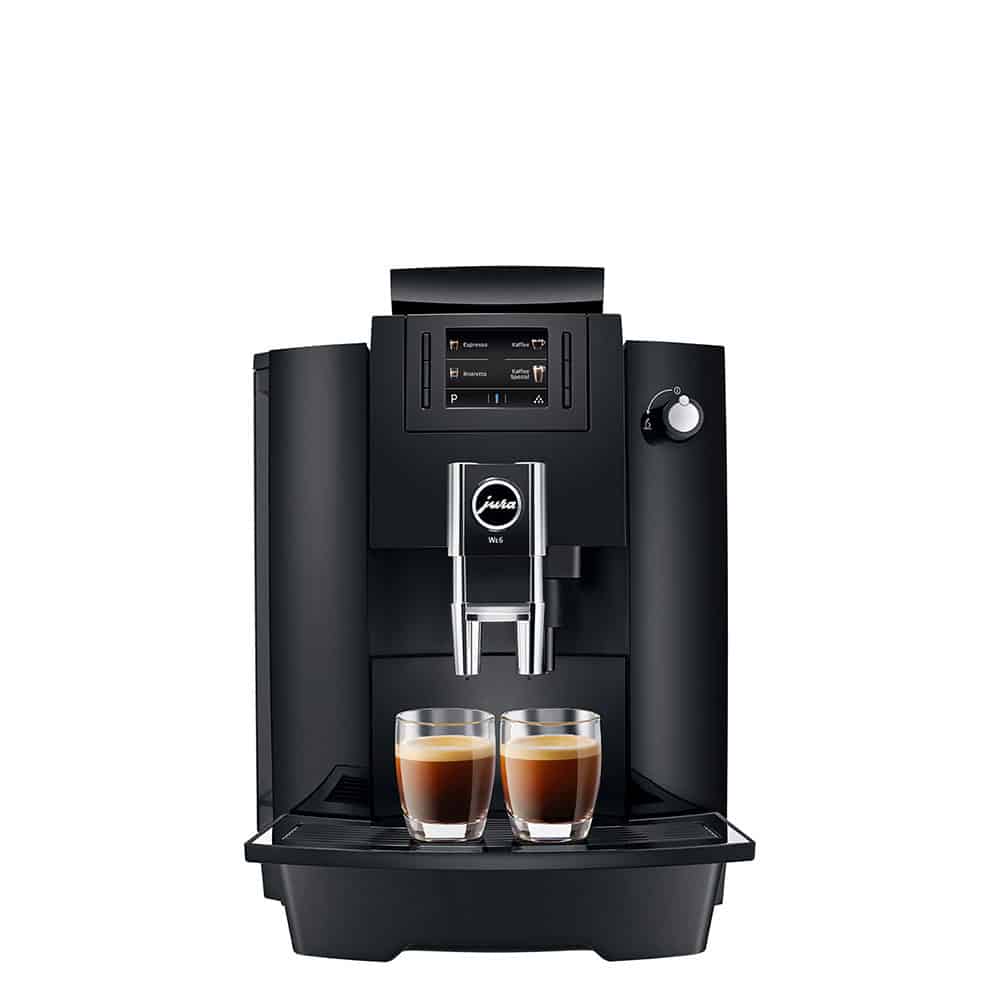 Eine schwarze Espressomaschine mit Digitalanzeige bereitet zwei Tassen Kaffee zu. Unter den Doppelausläufen stehen zwei Glastassen, jede mit frischem Espresso.