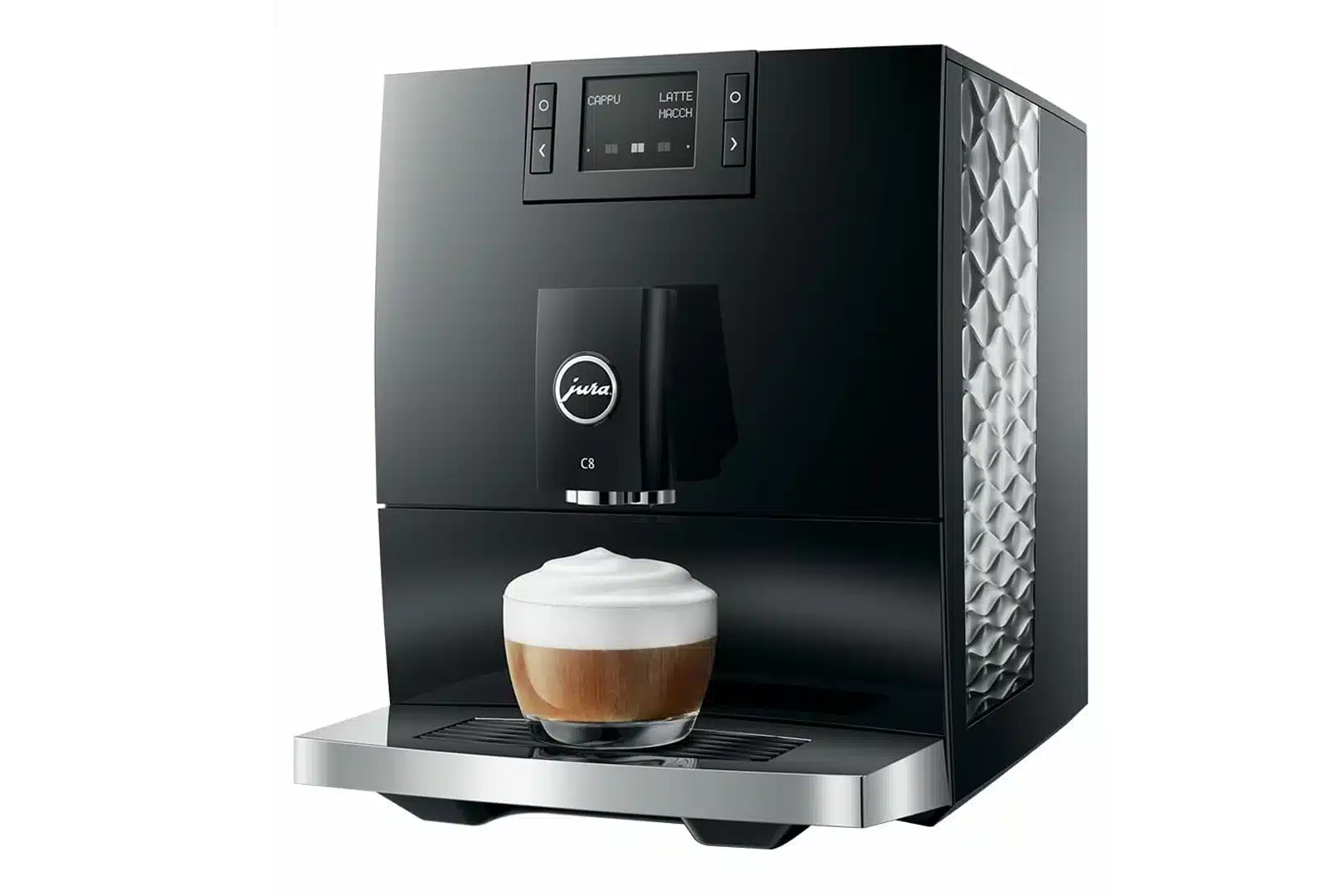 Une machine à café JURA C8 Piano Black (SA) noire, élégante et moderne, avec un motif géométrique sur les côtés. Un cappuccino au lait mousseux est placé sur le plateau métallique en dessous. L'affichage numérique en haut affiche les options « Espresso » et « Latte ».