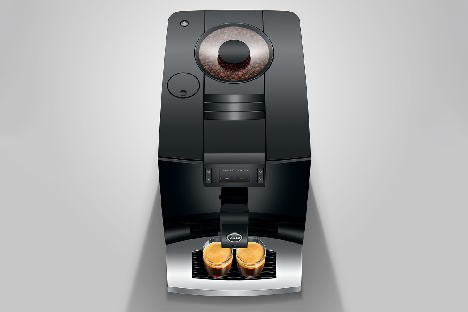 Une JURA C8 Piano Black (SA) élégante et moderne avec un affichage numérique prépare deux tasses d'espresso. La machine est dotée d'un récipient à grains transparent sur le dessus et de deux tasses de café fumantes placées sur un bac collecteur en acier inoxydable en bas. Le fond est d’un gris clair et lisse.