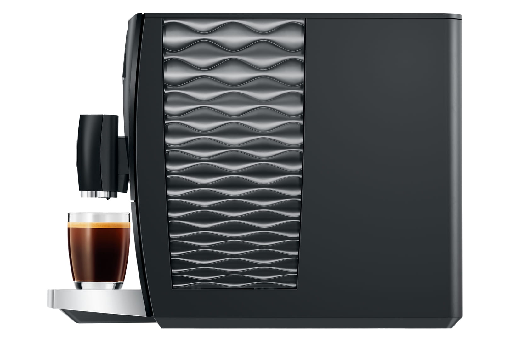 Une machine à café JURA C8 Piano Black (SA) élégante et moderne avec un panneau argenté à motifs sur le côté. Il distribue une tasse d'espresso dans un verre posé sur son plateau intégré.