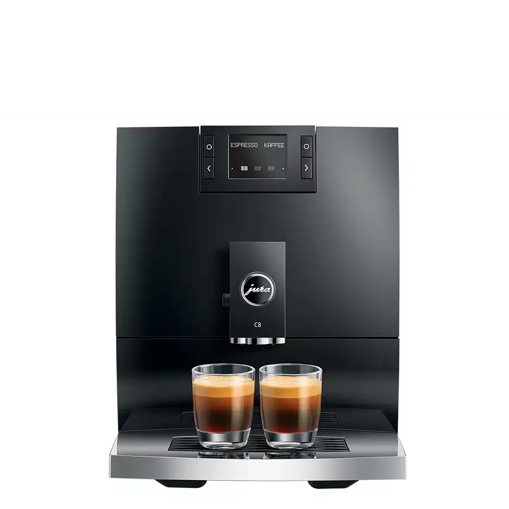 Une machine à café automatique JURA C8 Piano Black (SA) élégante et moderne avec un affichage numérique affichant « ESPRESSO » et « KOFFEE ». Sous l'écran, deux verres transparents sont remplis d'espresso, présentant une crème riche en couches sur un bac d'égouttement chromé. La machine a une finition noire.