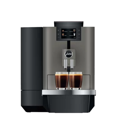 Une machine à expresso élégante et moderne avec une finition métallique, dotée d'un affichage numérique et de deux becs verseurs distribuant deux tasses d'espresso. La machine porte le logo « JURA W8 Dark Inox (SA) » au-dessus des becs verseurs.