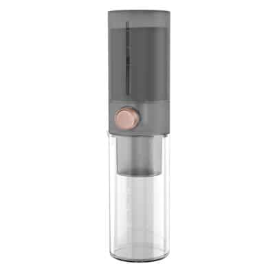 Un Dripper ice moderne et élégant, Timemore avec une moitié inférieure transparente et une partie supérieure grise. La bouteille comporte un bouton de couleur cuivre pour distribuer de l'eau et une fenêtre pour afficher les niveaux d'eau. La forme générale est cylindrique avec un design minimaliste.