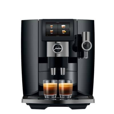 Une machine à café Jura noire et élégante avec un écran numérique et des boutons sur le devant. Elle est dotée de deux becs verseurs distribuant l'espresso dans deux tasses en verre transparent placées sur le bac d'égouttage. L'écran d'affichage indique différentes options de boissons.
