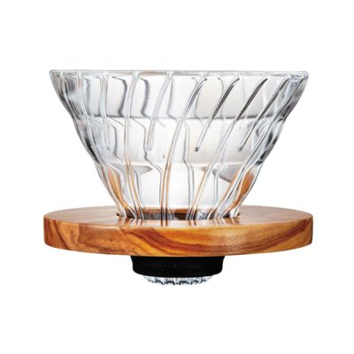 Le filtre à café en verre HARIO - V60 est un filtre à café en verre avec une base en bois, conçu pour l'infusion manuelle par versement. Sa texture côtelée ondulée renforce son attrait esthétique.