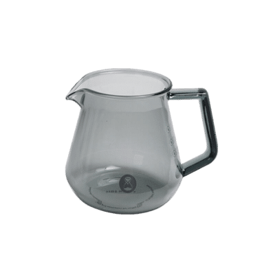 La carafe TIME MORE 600 ml est un récipient en verre transparent doté d'une base large, d'un bec étroit et d'une poignée angulaire. Elle comprend des graduations sur le côté et un petit logo près de la base. La carafe est vide et présentée sur un fond uni.