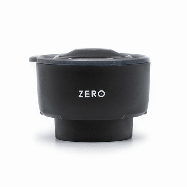Ein schwarzer Isolierbehälter mit dem Wort „ZERO“ in weißer Schrift auf der Seite. Er hat einen Deckel und ein schlankes, modernes Design.