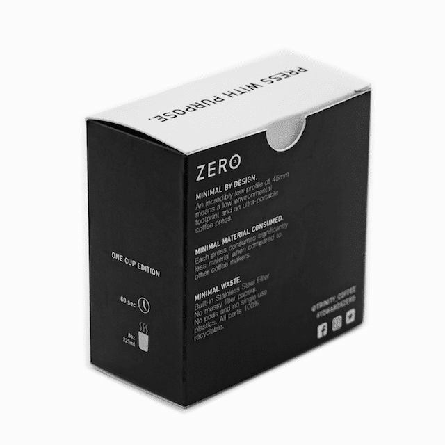 Eine schwarze Box mit der Aufschrift „Zero“ und einem Text, der auf minimales Design und Abfall hinweist. Dort steht „One Cup Edition“, „Unglaublich tragbar“ und es wird auf die Verwendung eines Filters hingewiesen. An der Seite sind Symbole für 60 Sekunden und 250 ml abgebildet.