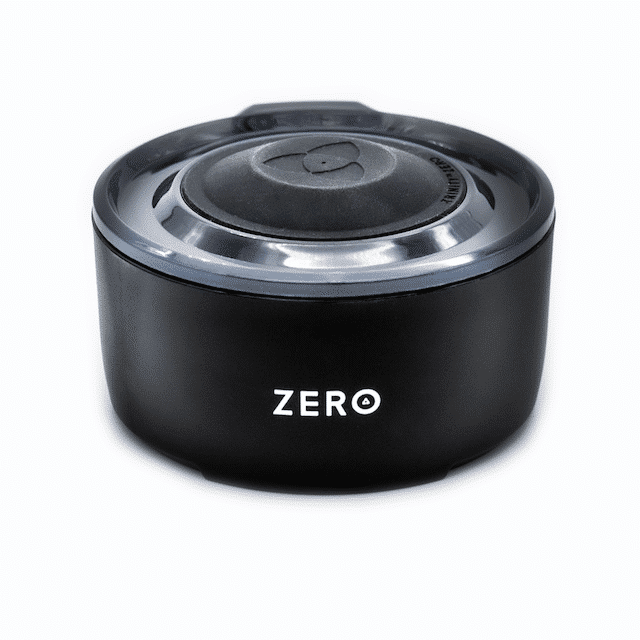 Eine schwarze Schüssel mit einem durchsichtigen Deckel, auf dessen Seite „ZERO“ steht. Der Deckel scheint versiegelt und sicher zu sein und eignet sich zum Frischhalten von Lebensmitteln. Die Schüssel hat ein schlankes und modernes Design.