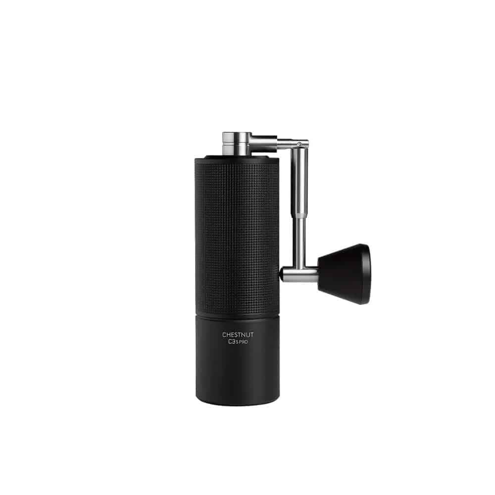 Un moulin à café manuel noir élégant avec un corps texturé et une poignée métallique. Le nom de la marque « Chestnut C3 Pro » figure sur la partie inférieure. Le design minimaliste met l'accent sur la fonctionnalité.