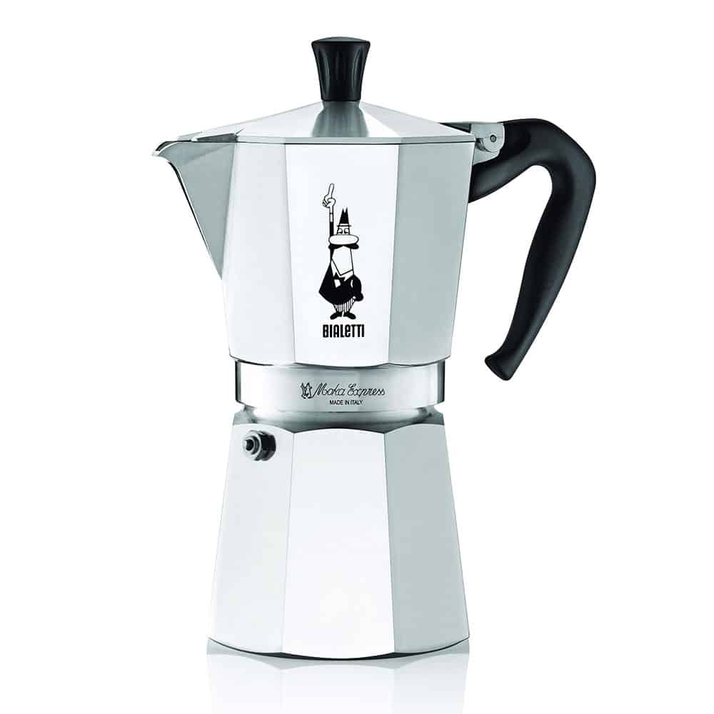 Eine silberne Espressomaschine für den Herd mit schwarzem Griff und Knopf, auf dem Korpus ist das „Bialetti“-Logo zu sehen. Die Mokkakanne hat einen achteckigen Boden und einen Ausguss zum Eingießen von Kaffee.